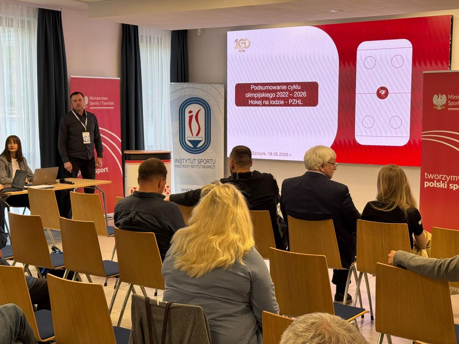 Trenerzy kadr narodowych i dyrektor sportowy PZHL uczestniczyli w konferencji trenerów szkolenia olimpijskiego i paralimpijskiego w Szczyrku